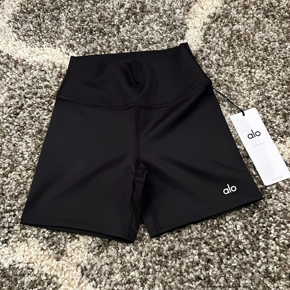 ALO Yoga Pants - NWT air life energy shorts size small 3 inch inseam